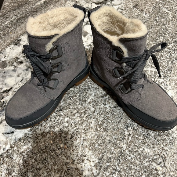 Sorel women’s boots size 6.5. Worn twice. Waterproof, warm ready to wear. - Picture 4 of 6